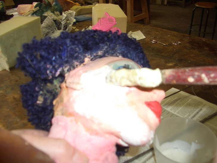 Personaggio 2 particolare del volto durante il restauro